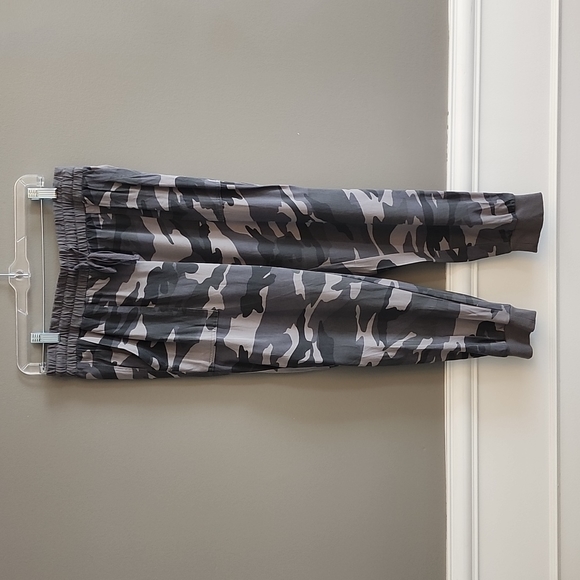 Splendid Pants - Splendid brand light and soft camo joggers.
